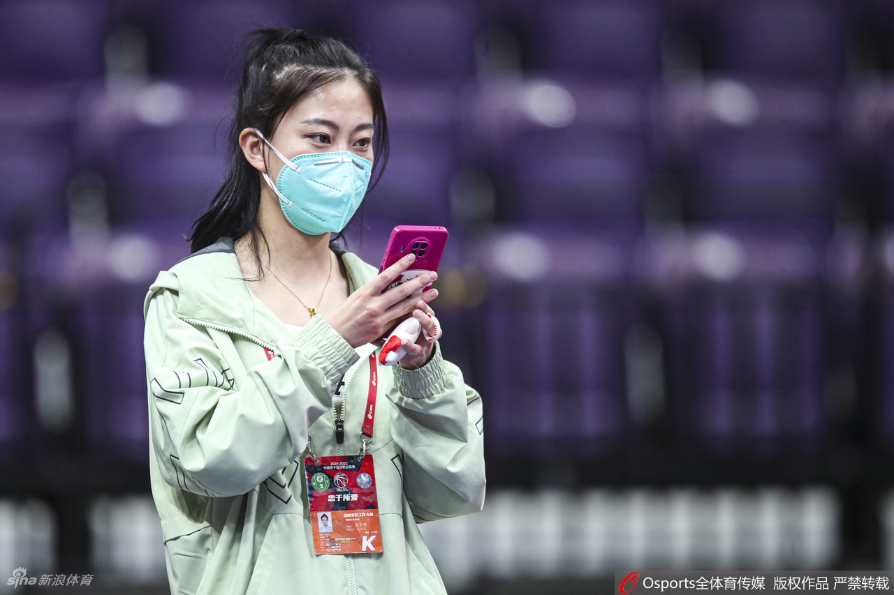 CBA场边的另一道风景线：篮球女记者的风采