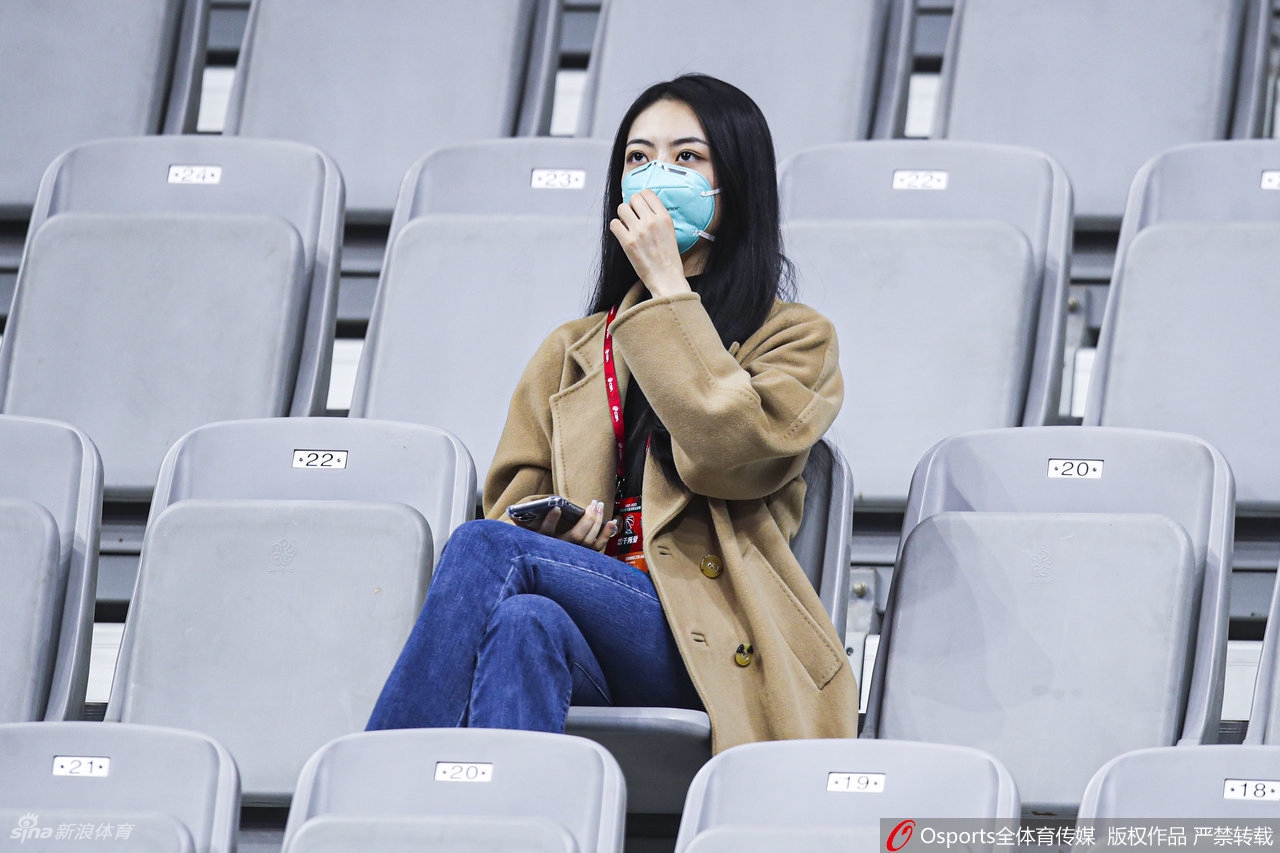 CBA场边的另一道风景线：篮球女记者的风采