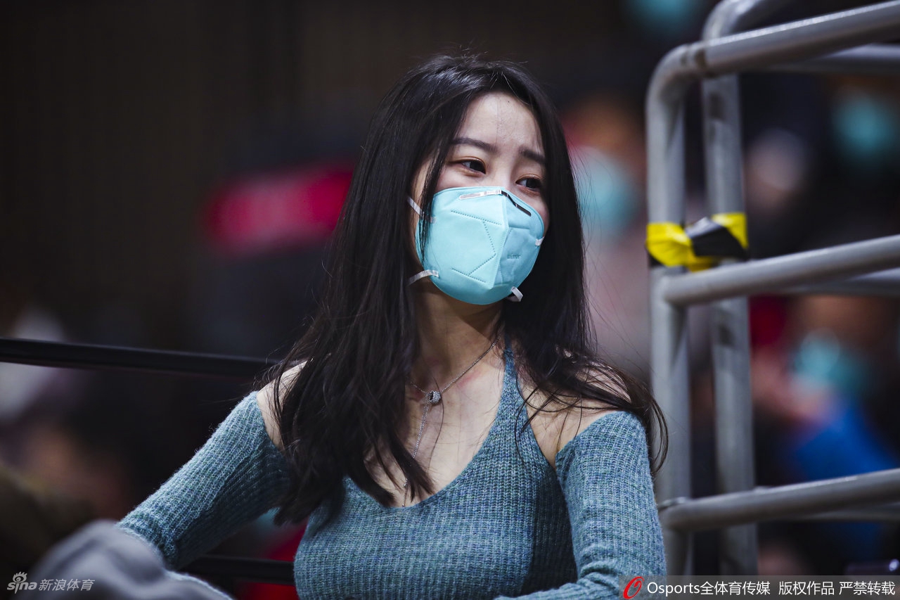 靓丽！女球迷看台助威CBA联赛第35轮
