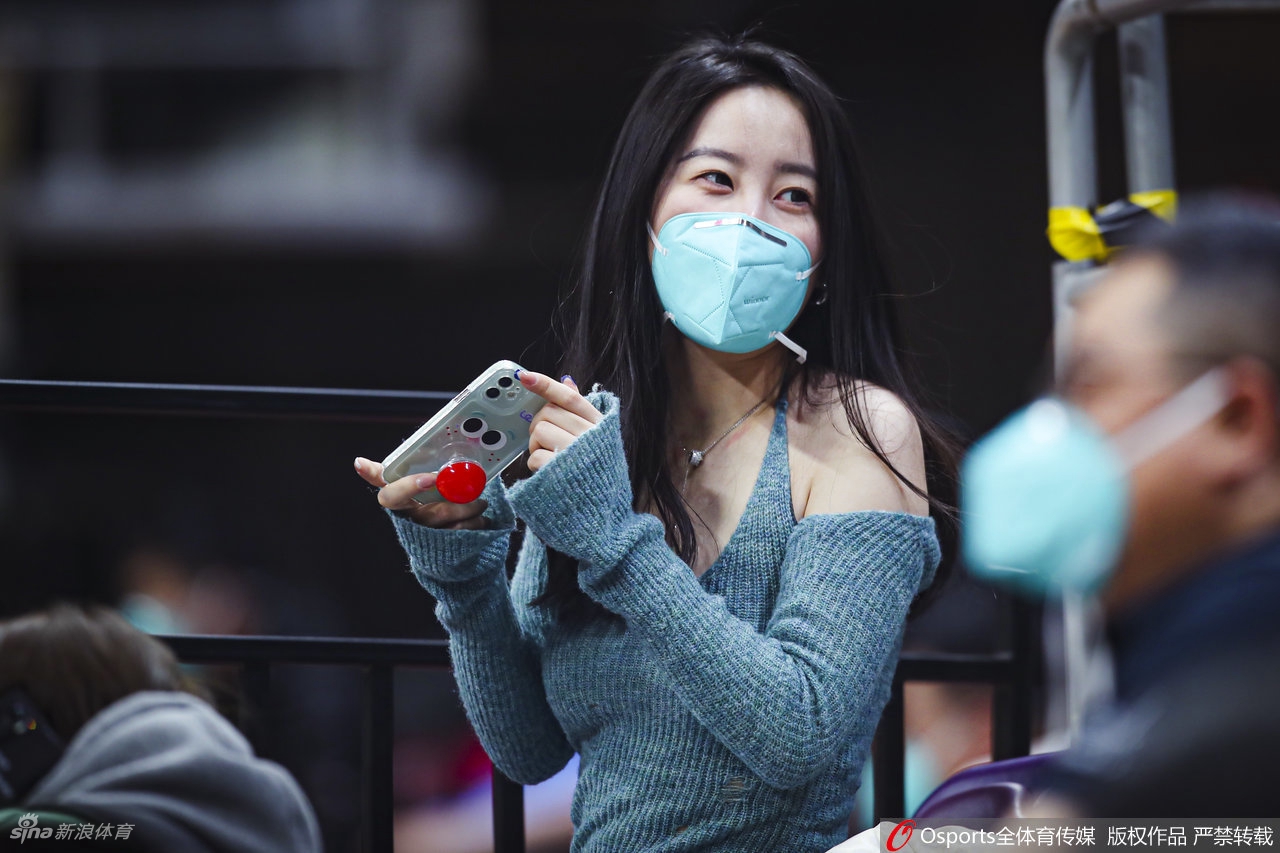 靓丽！女球迷看台助威CBA联赛第35轮