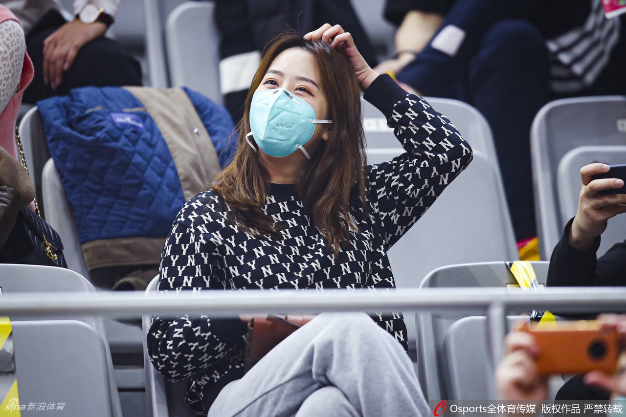 靓丽！女球迷看台助威CBA联赛第35轮