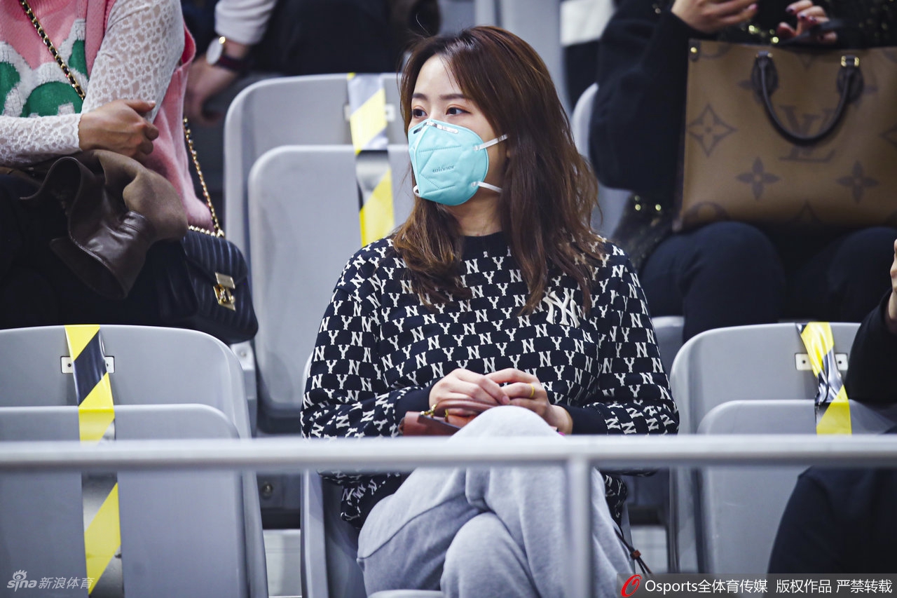 靓丽！女球迷看台助威CBA联赛第35轮