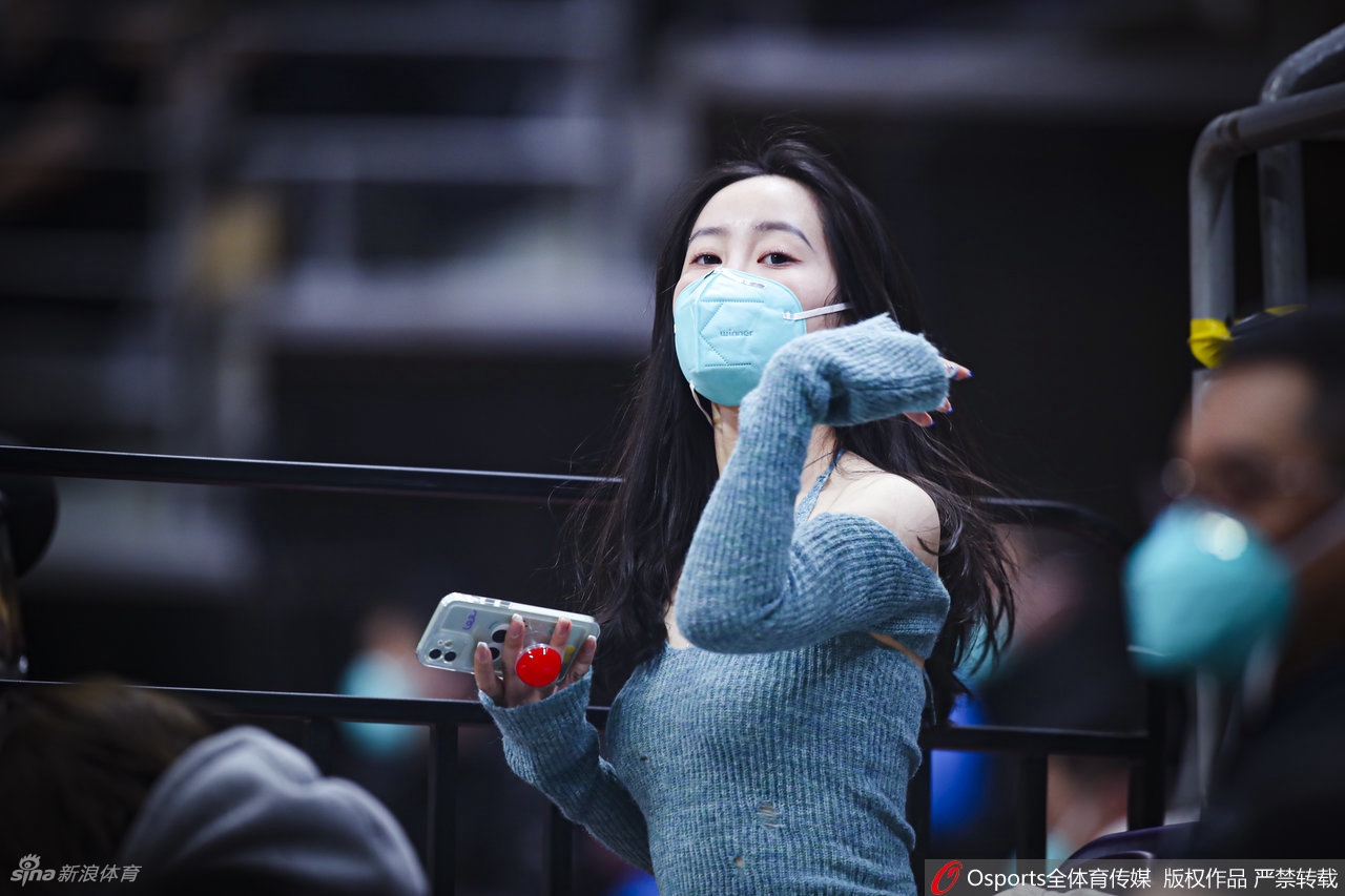 靓丽！女球迷看台助威CBA联赛第35轮