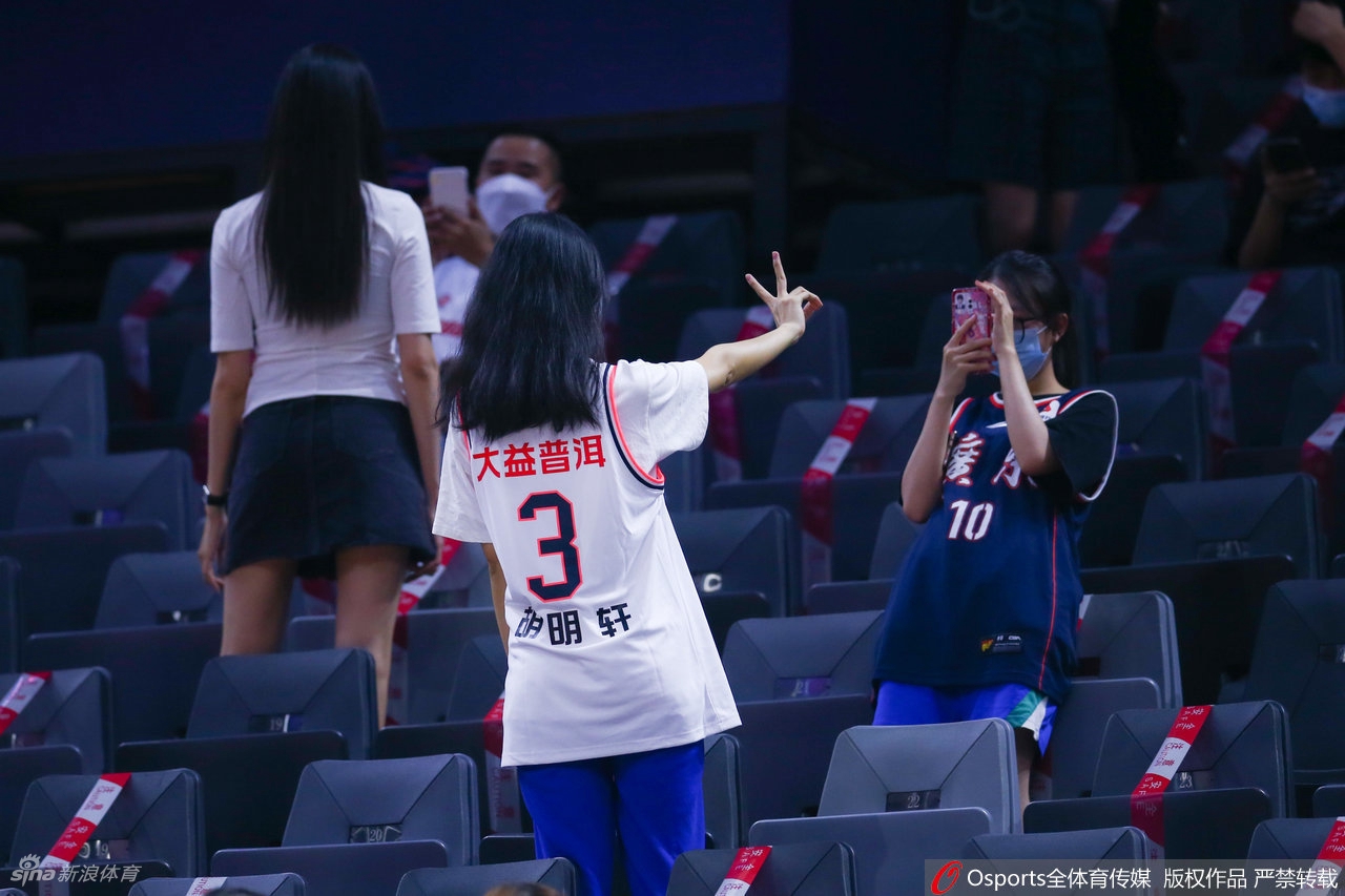广东女球迷看台助威CBA联赛第36轮