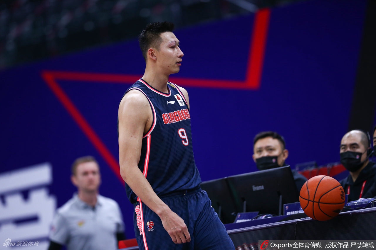 易建联右眼被打肿起一片 未吹犯规愤怒与裁判理论