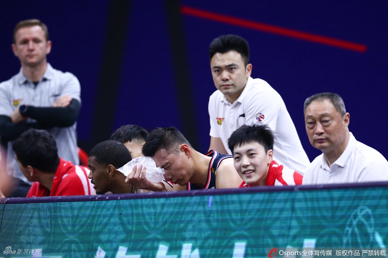 易建联右眼被打肿起一片 未吹犯规愤怒与裁判理论