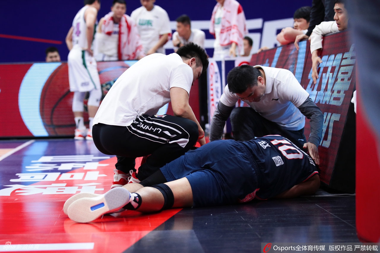 赵睿摔倒疑似头部受伤 被抬上担架接受治疗