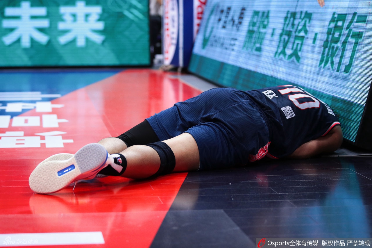 赵睿摔倒疑似头部受伤 被抬上担架接受治疗