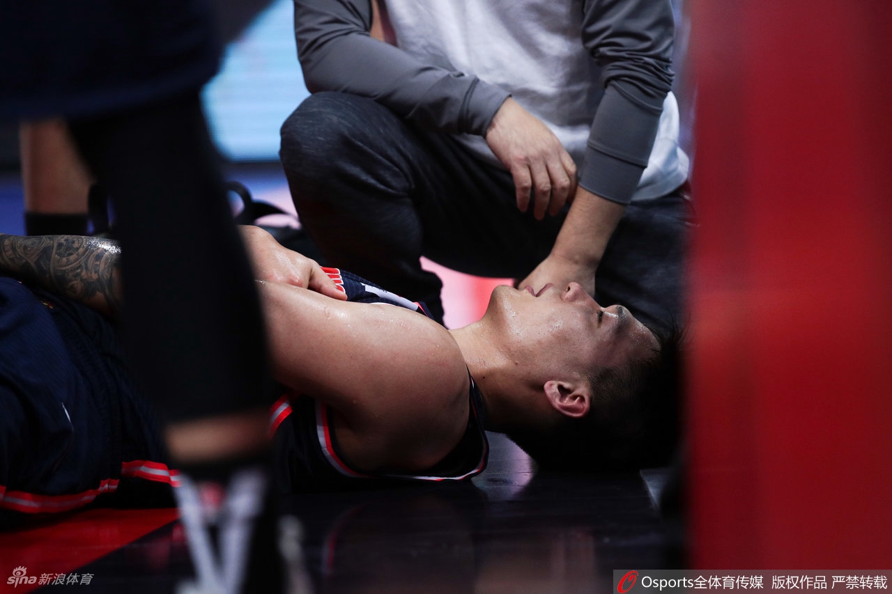 赵睿摔倒疑似头部受伤 被抬上担架接受治疗