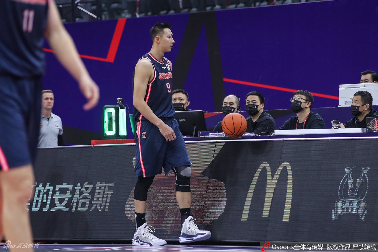 易建联右眼被打肿起一片 未吹犯规愤怒与裁判理论