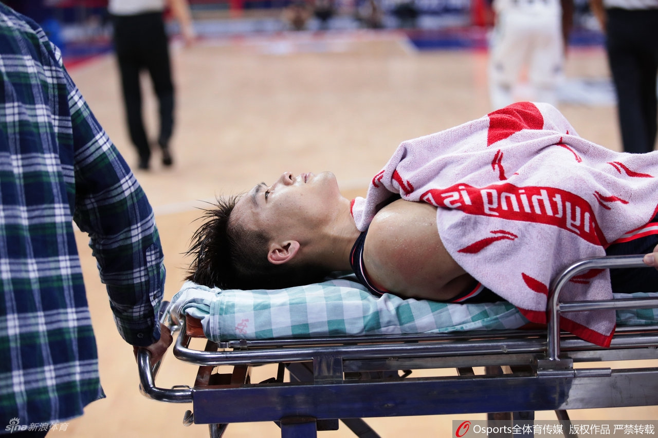 赵睿摔倒疑似头部受伤 被抬上担架接受治疗