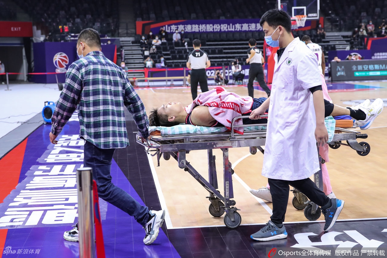 赵睿摔倒疑似头部受伤 被抬上担架接受治疗