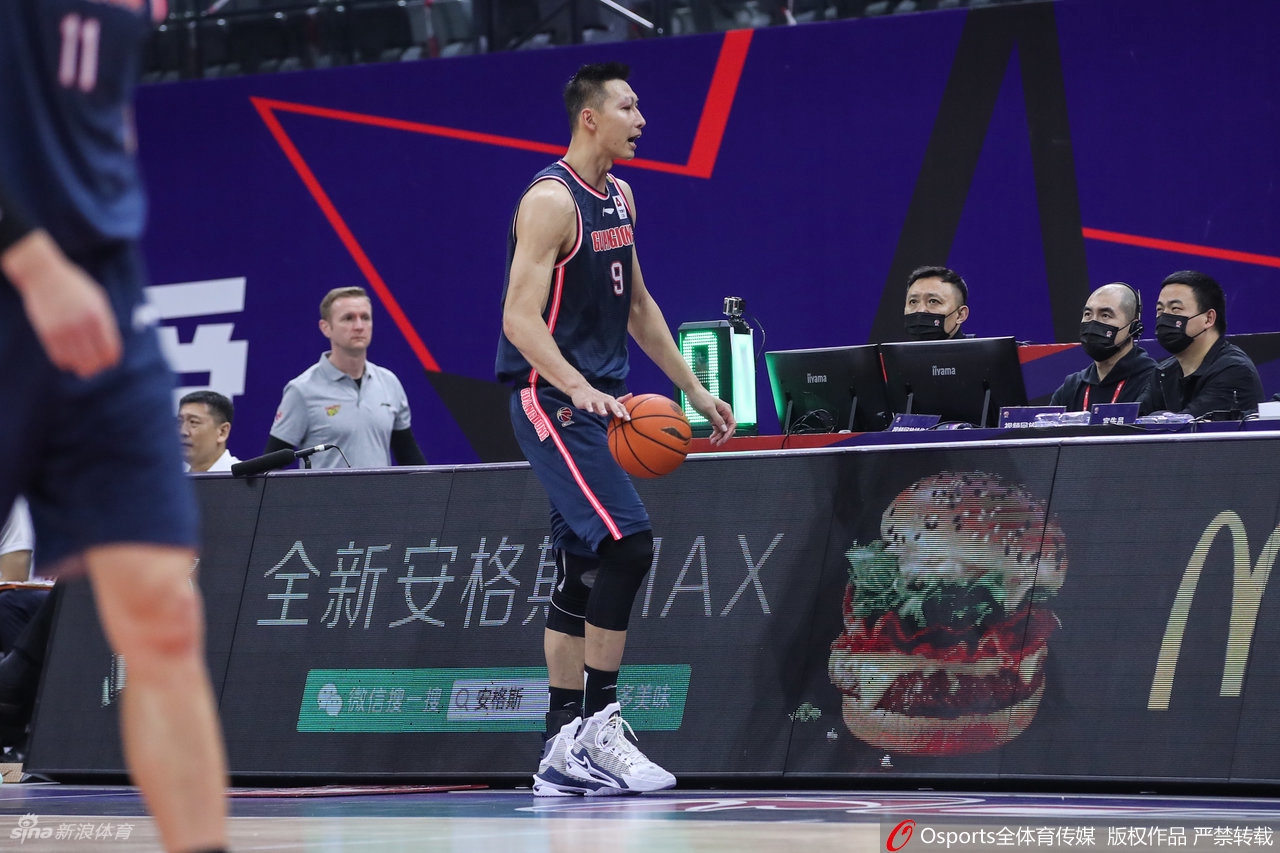 易建联右眼被打肿起一片 未吹犯规愤怒与裁判理论