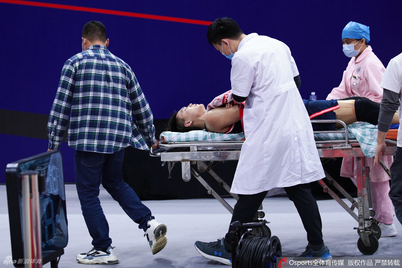 赵睿摔倒疑似头部受伤 被抬上担架接受治疗