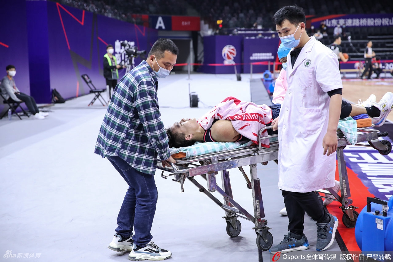 赵睿摔倒疑似头部受伤 被抬上担架接受治疗