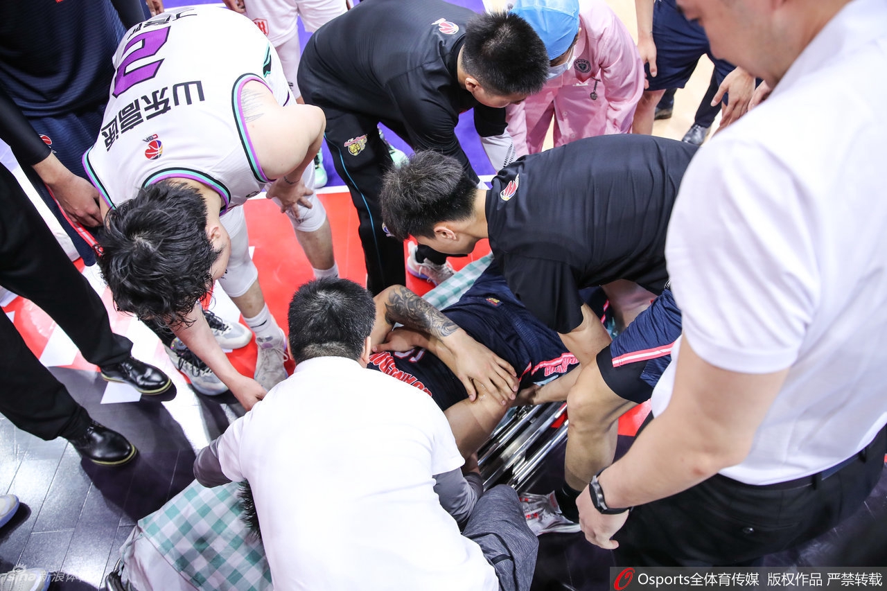 赵睿摔倒疑似头部受伤 被抬上担架接受治疗