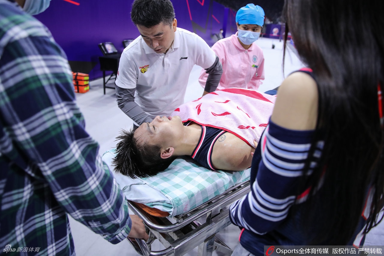 赵睿摔倒疑似头部受伤 被抬上担架接受治疗