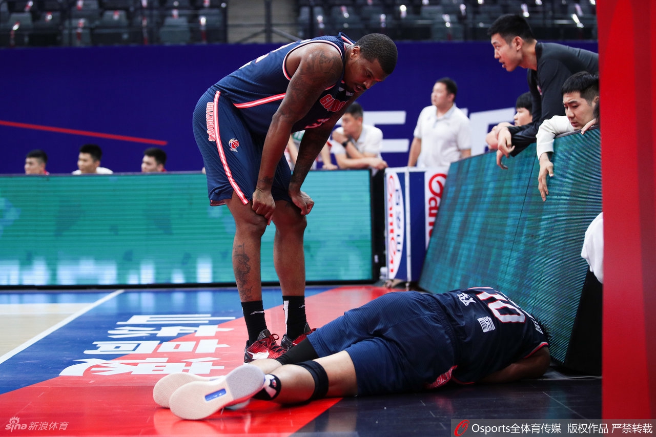 赵睿摔倒疑似头部受伤 被抬上担架接受治疗