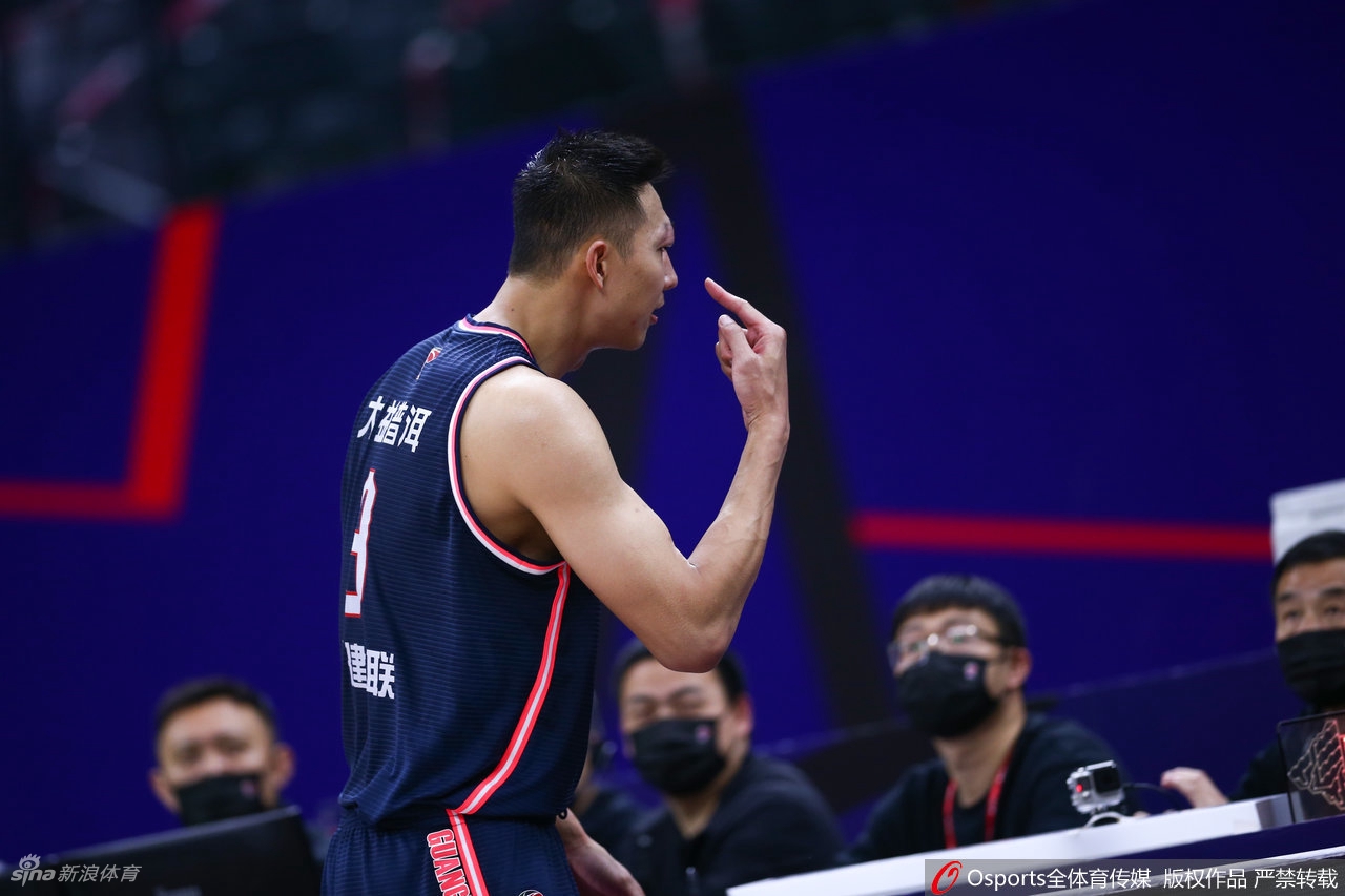 易建联右眼被打肿起一片 未吹犯规愤怒与裁判理论