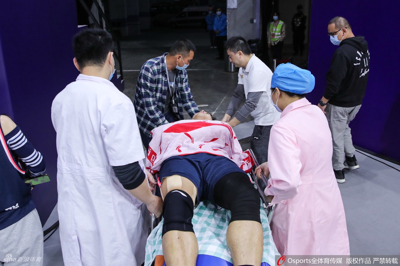 赵睿摔倒疑似头部受伤 被抬上担架接受治疗