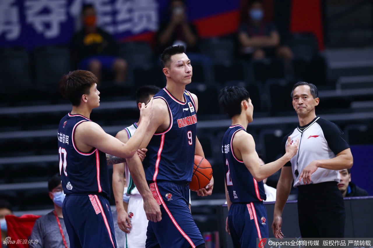 易建联右眼被打肿起一片 未吹犯规愤怒与裁判理论