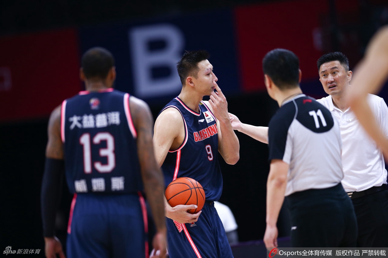 易建联右眼被打肿起一片 未吹犯规愤怒与裁判理论