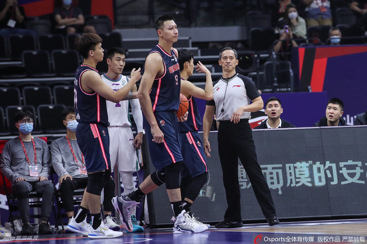 易建联右眼被打肿起一片 未吹犯规愤怒与裁判理论