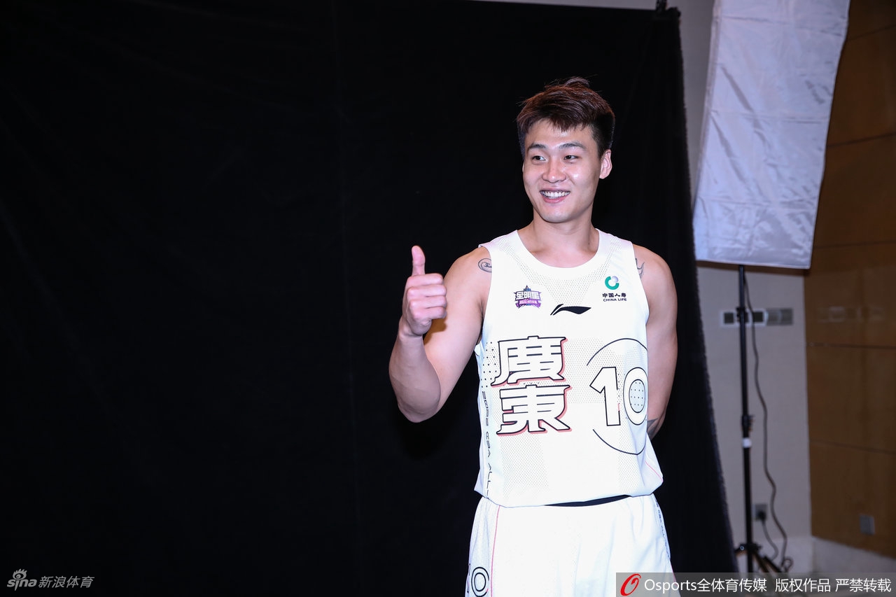 CBA全明星球员写真拍摄花絮 赵睿胡明轩摆造型