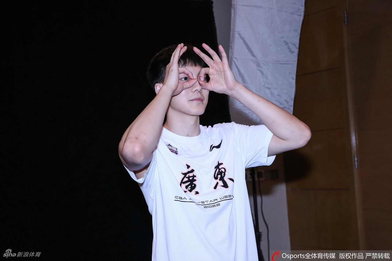 CBA全明星球员写真拍摄花絮 赵睿胡明轩摆造型