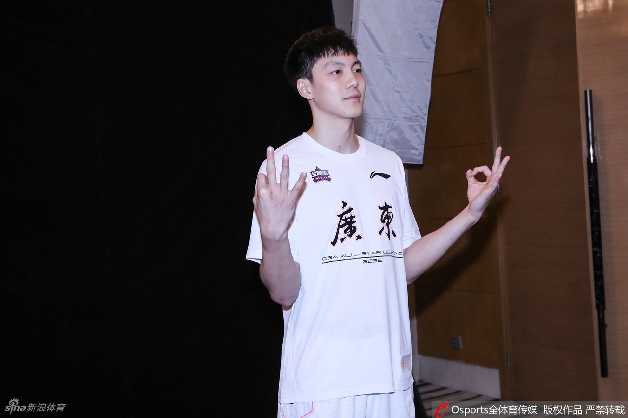 CBA全明星球员写真拍摄花絮 赵睿胡明轩摆造型