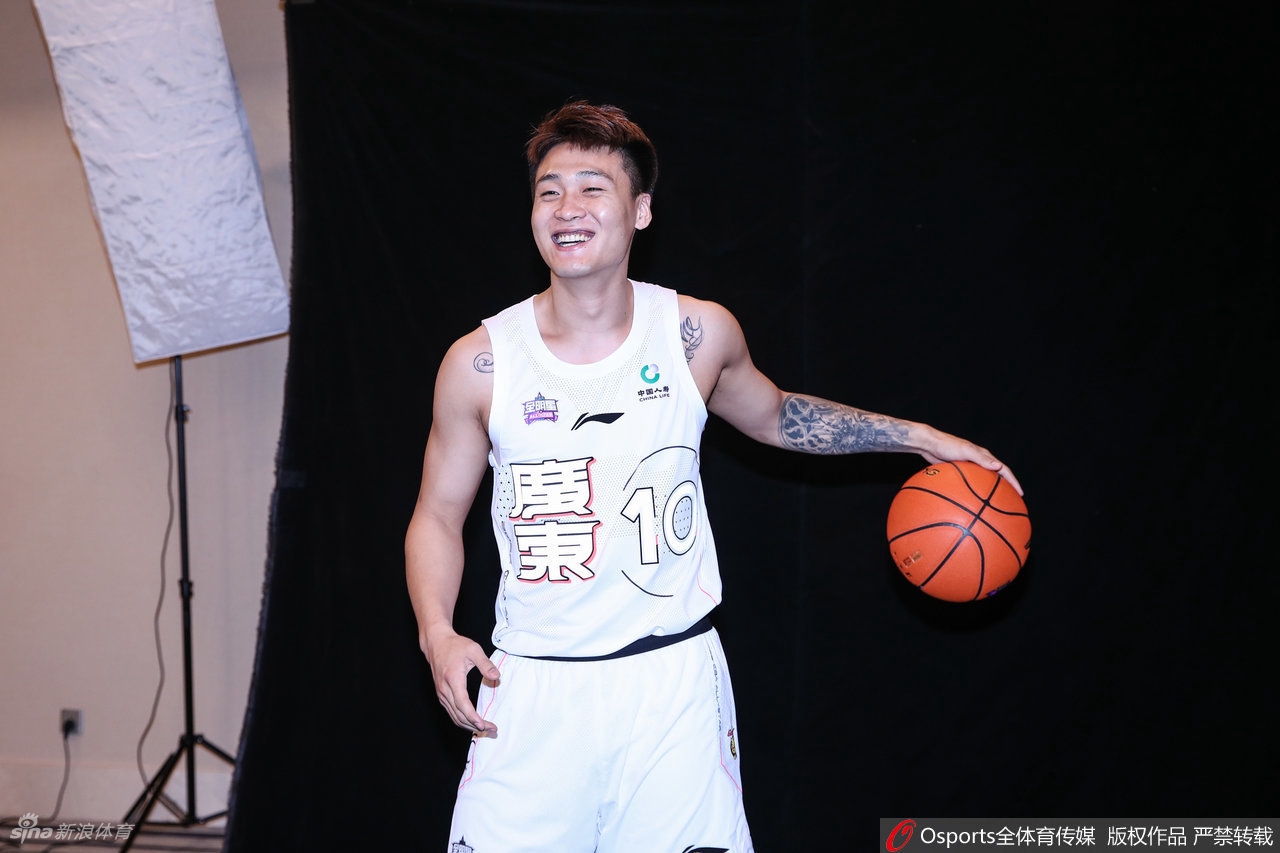 CBA全明星球员写真拍摄花絮 赵睿胡明轩摆造型