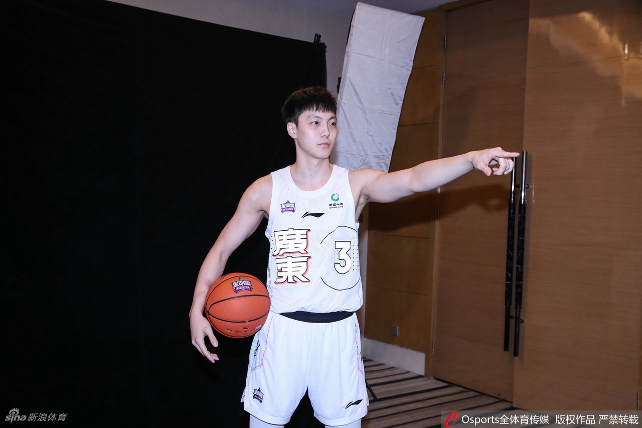 CBA全明星球员写真拍摄花絮 赵睿胡明轩摆造型