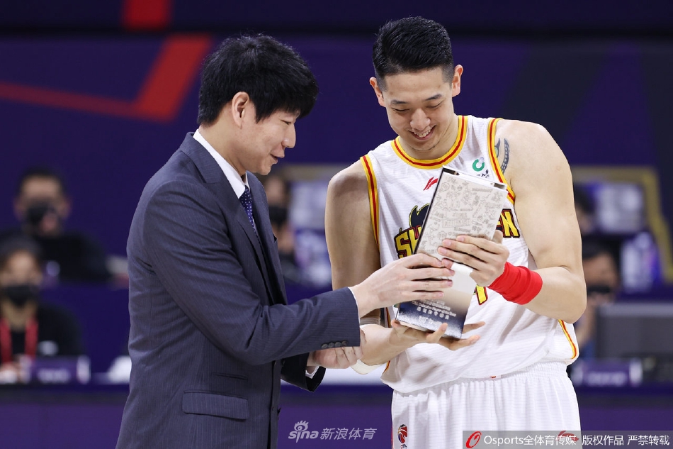 邱彪为沈梓捷颁发“最佳防守球员”奖杯