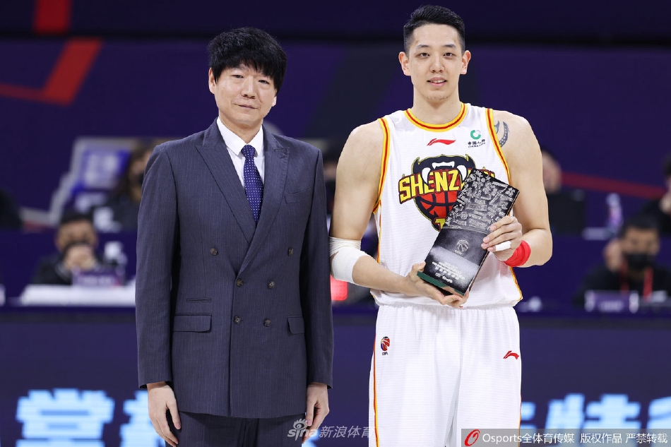 邱彪为沈梓捷颁发“最佳防守球员”奖杯