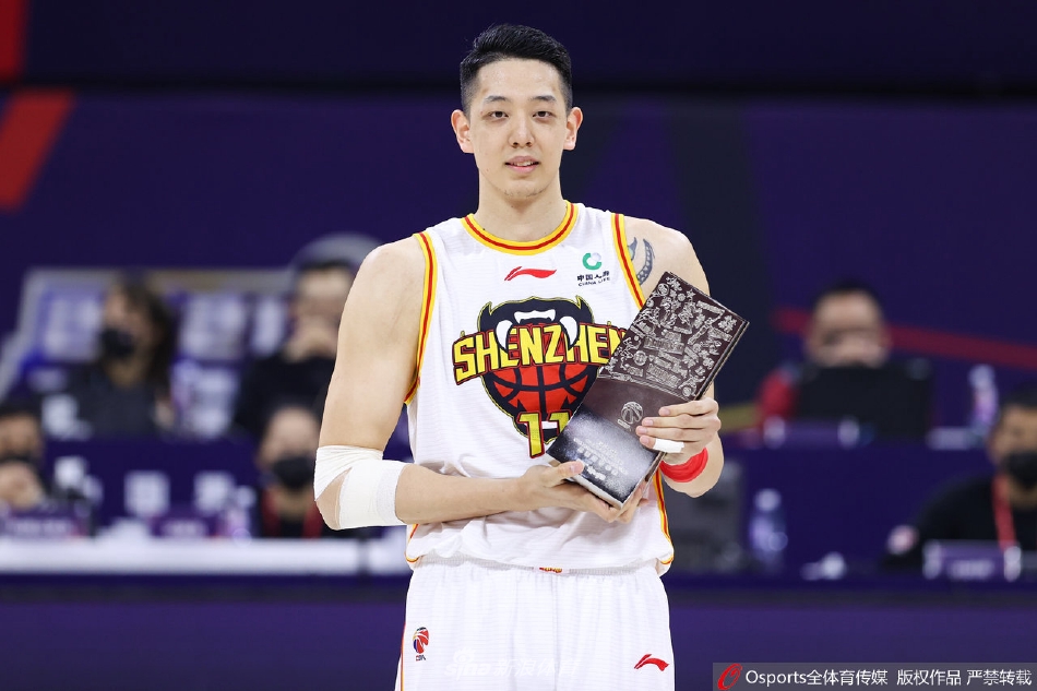 邱彪为沈梓捷颁发“最佳防守球员”奖杯