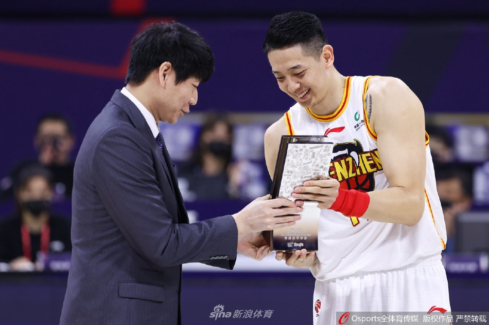 邱彪为沈梓捷颁发“最佳防守球员”奖杯