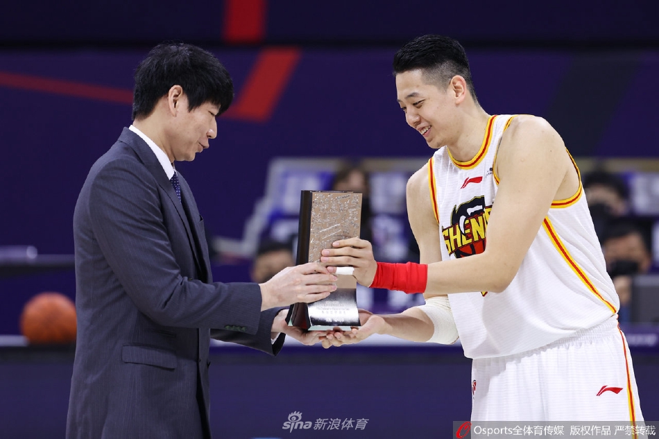 邱彪为沈梓捷颁发“最佳防守球员”奖杯