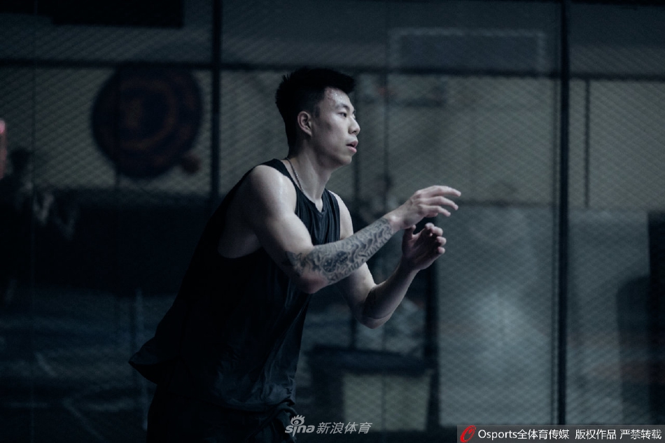 张镇麟深圳恢复训练 全情投入挥汗如雨