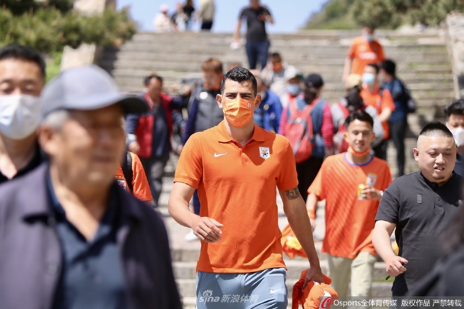 山东泰山队登泰山祈福拍摄全家福 费莱尼被热情球迷“围堵”