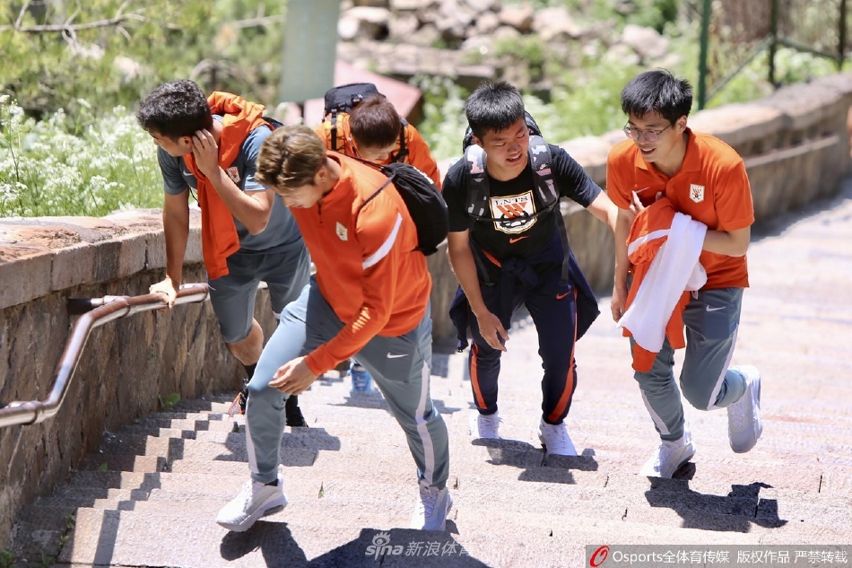 山东泰山队登泰山祈福拍摄全家福 费莱尼被热情球迷“围堵”