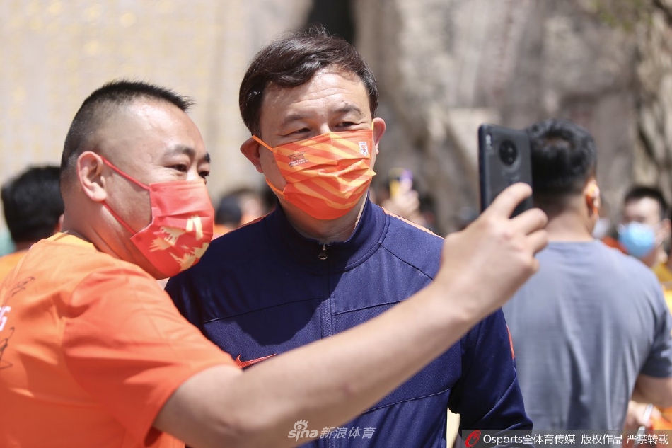 山东泰山队登泰山祈福拍摄全家福 费莱尼被热情球迷“围堵”