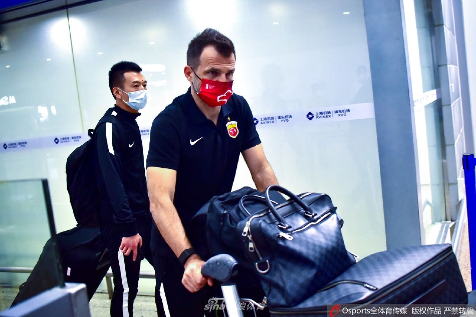 上海海港队返沪 死忠球迷机场接机