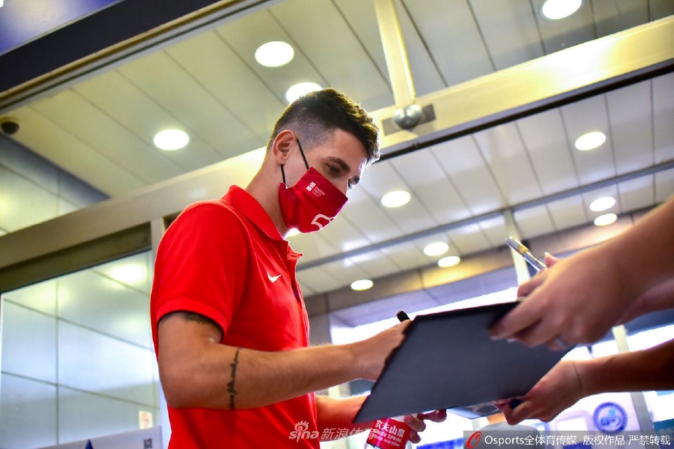 上海海港队返沪 死忠球迷机场接机