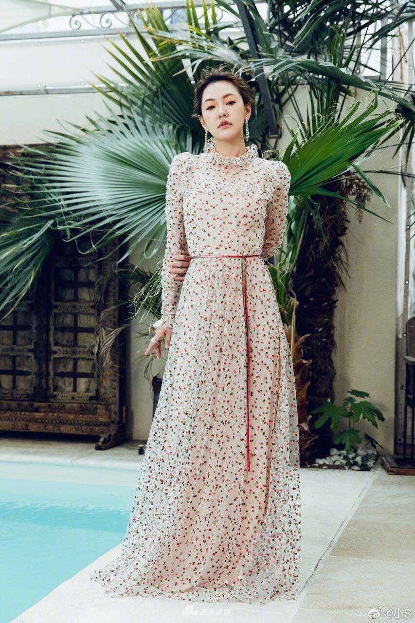 小S戴眼镜打球气质美又飒 肌肉线条优美仿若少女