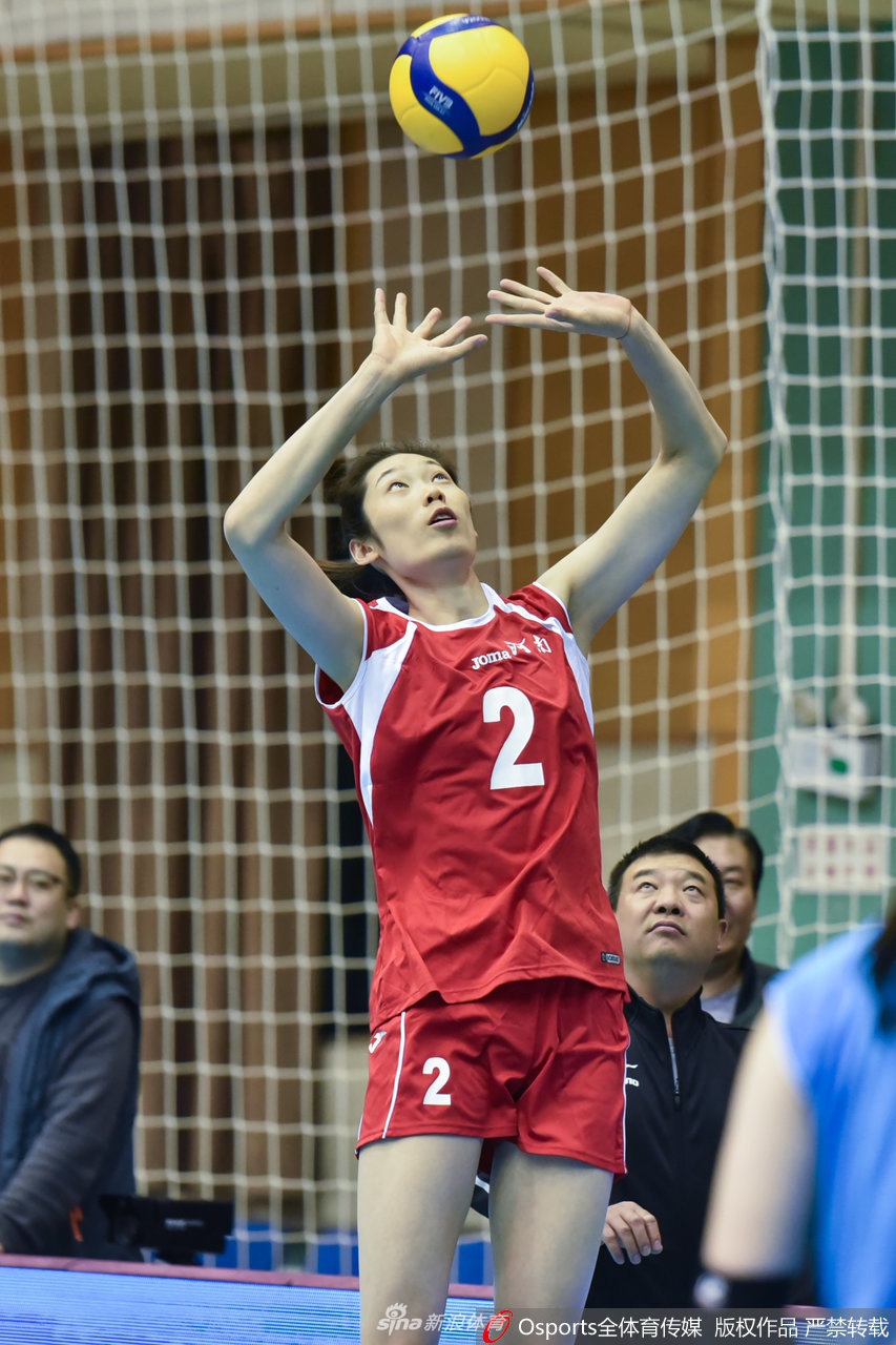 河南女排提前出线晋级八强 澳门女排变迷妹与朱婷合影