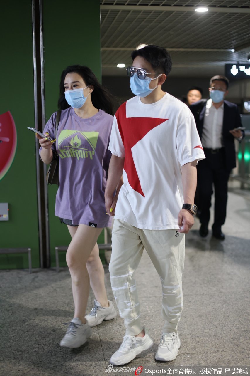 拳王邹市明夫妇抵达上海 双手紧握秀恩爱