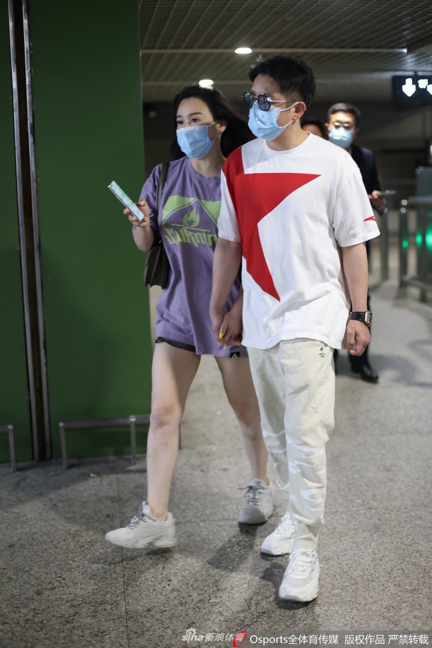 拳王邹市明夫妇抵达上海 双手紧握秀恩爱