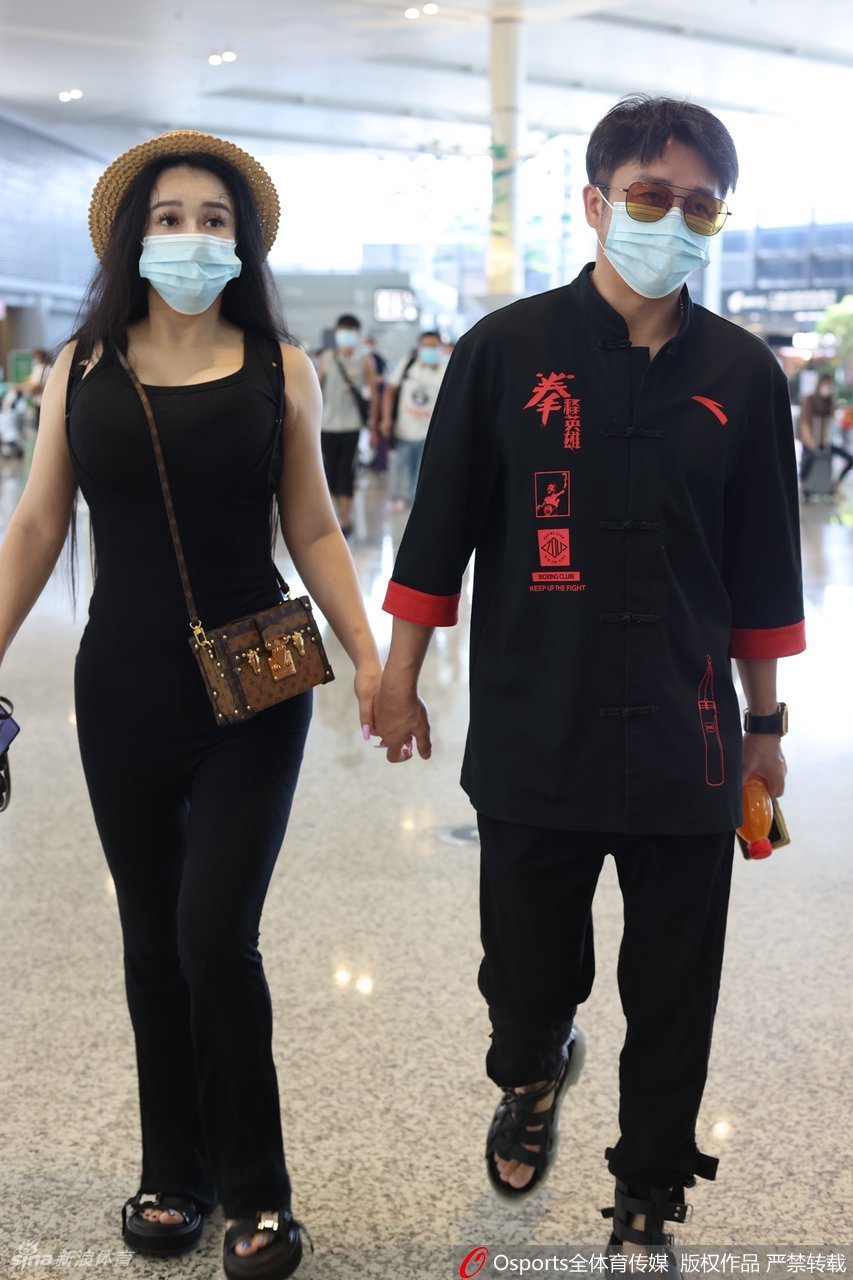 邹市明冉莹颖夫妻二人双手紧握