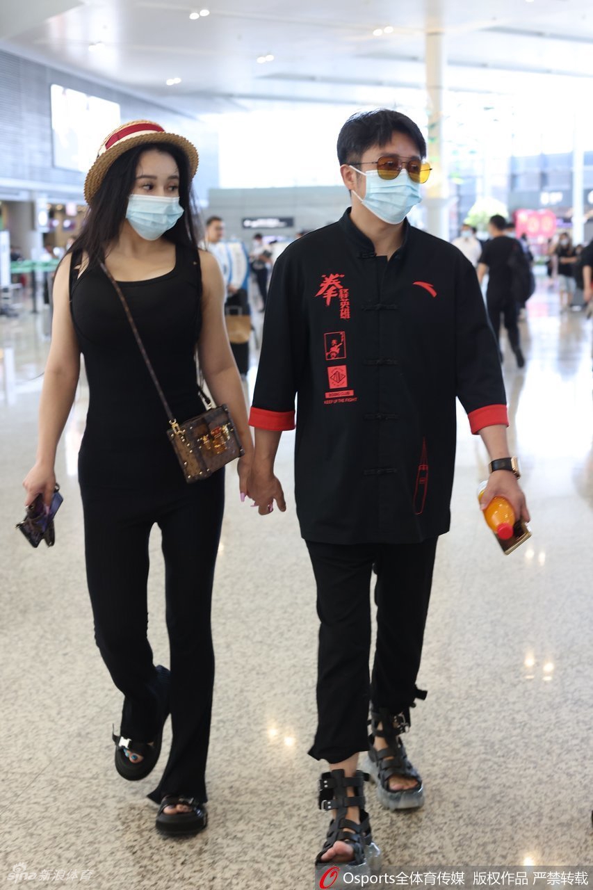 邹市明冉莹颖夫妻二人双手紧握