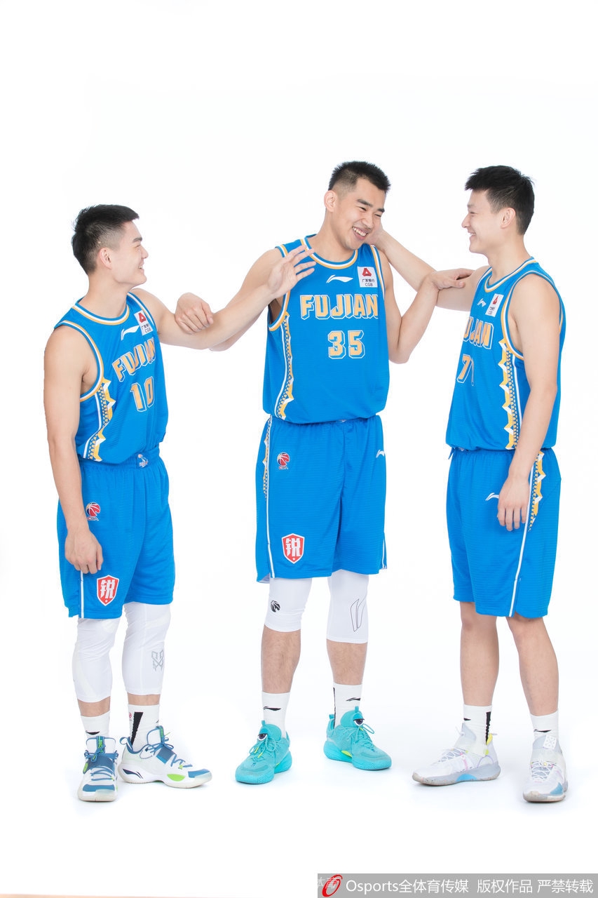 福建浔兴股份队拍摄写真